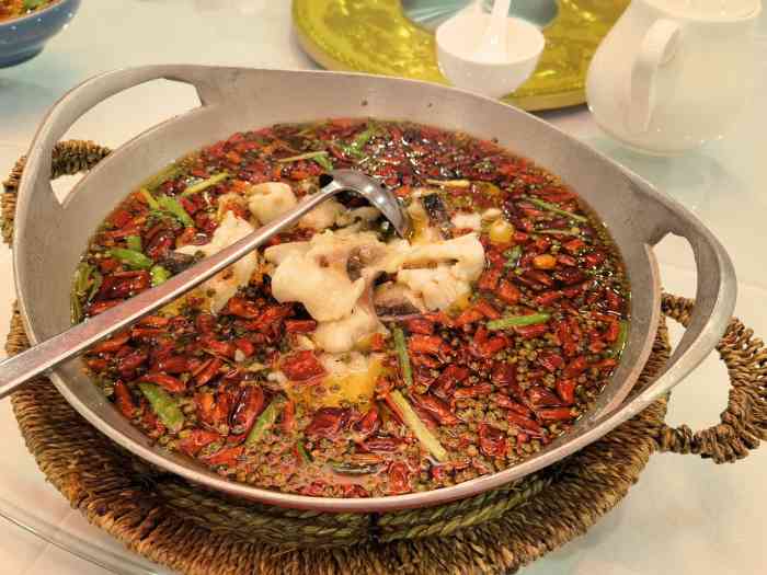 天府食舫(四川大厦店)-"辣子鸡还可以,上汤青菜的菜都煮烂了,特别.