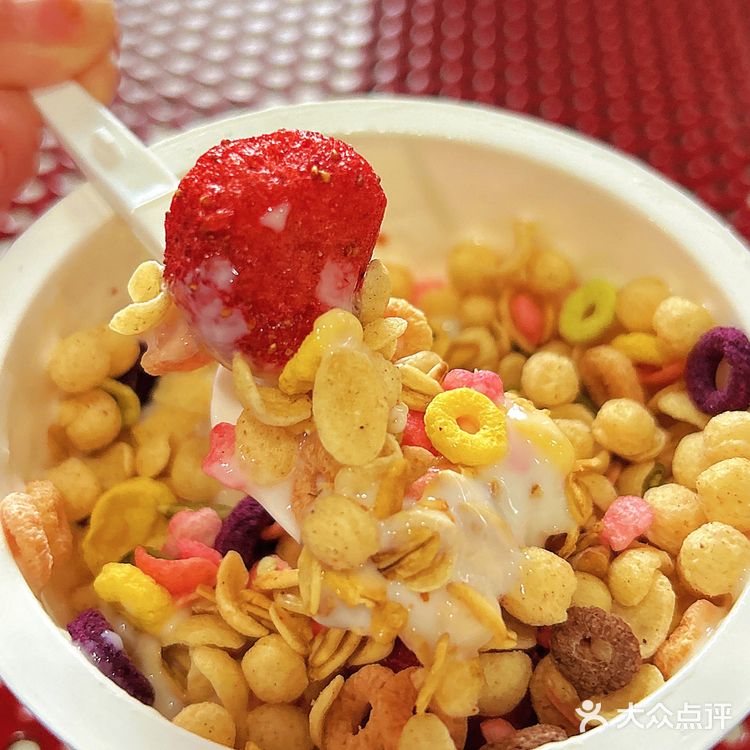 超多小料的酸奶 满满都是谷物 还有大粒冻干草莓 这个操作可以