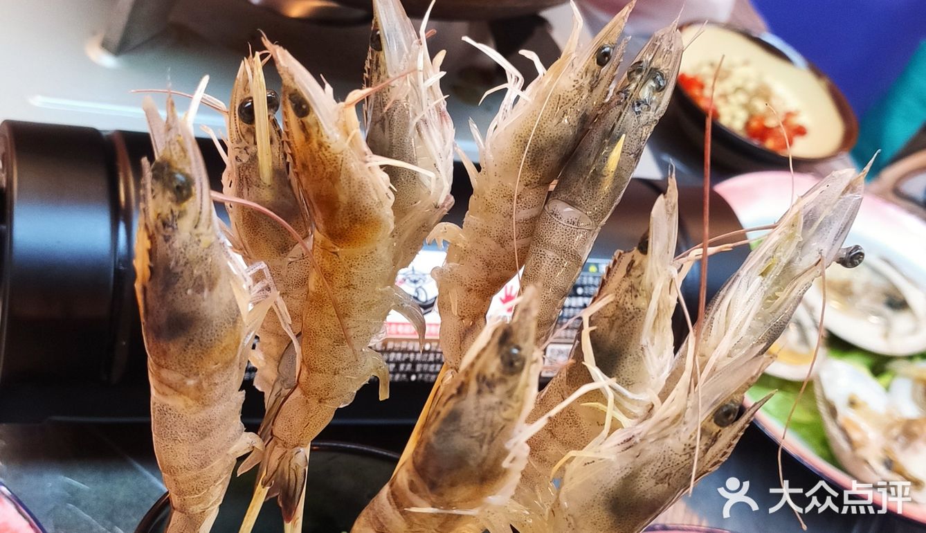 粮道街终于也开了一家海鲜打边炉，店面还挺精致的