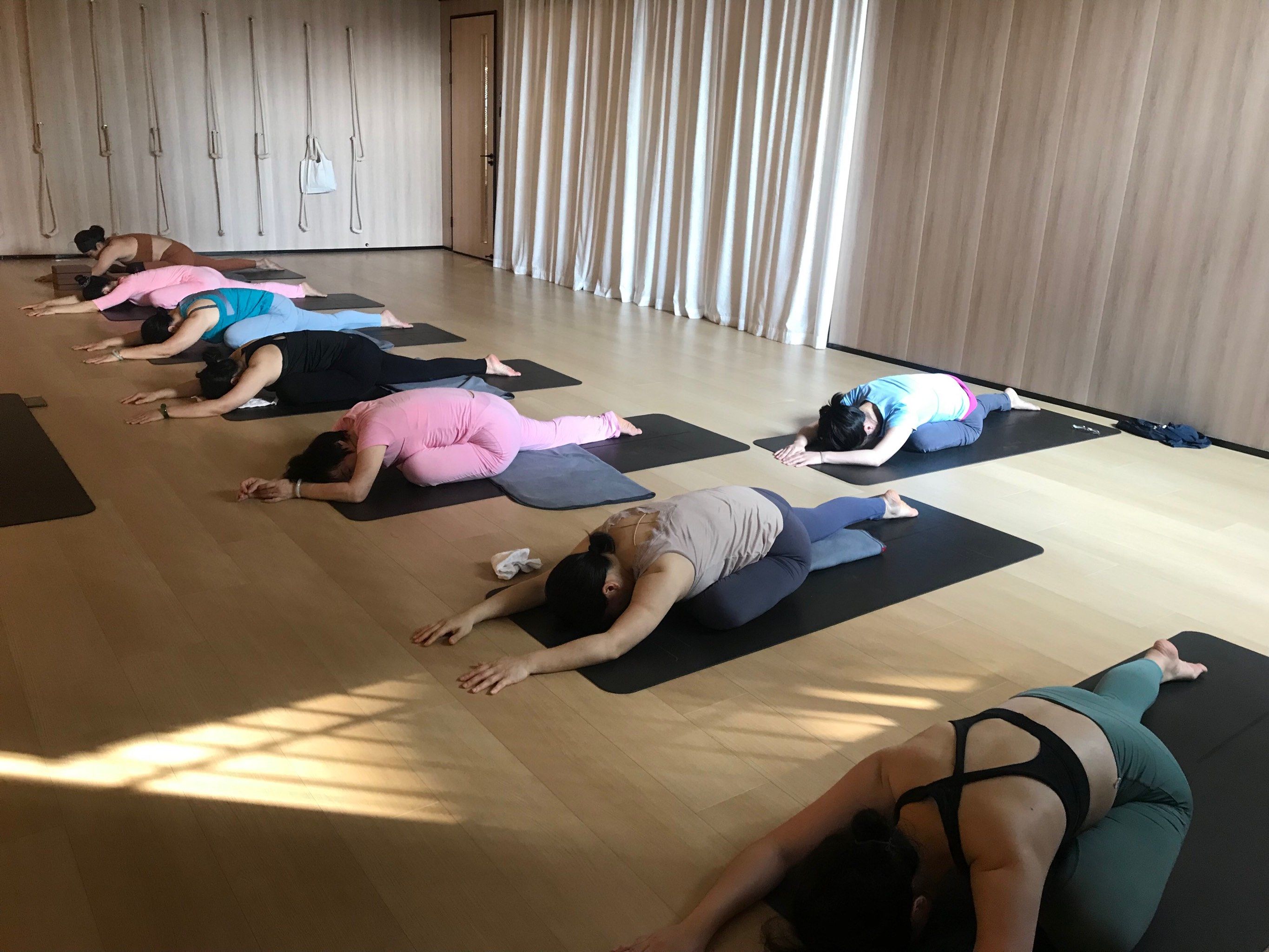 今天在拉伽瑜伽体检了一节静态拉伸的课程,很舒缓,刚开始在静态的伸展