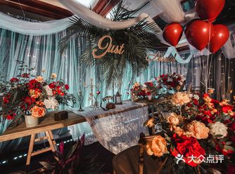 天外飞仙来喝彩，恭贺新婚百花开