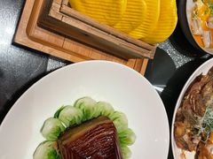 金牌扣肉配玉米饼-杭州西子湖四季酒店·金沙厅