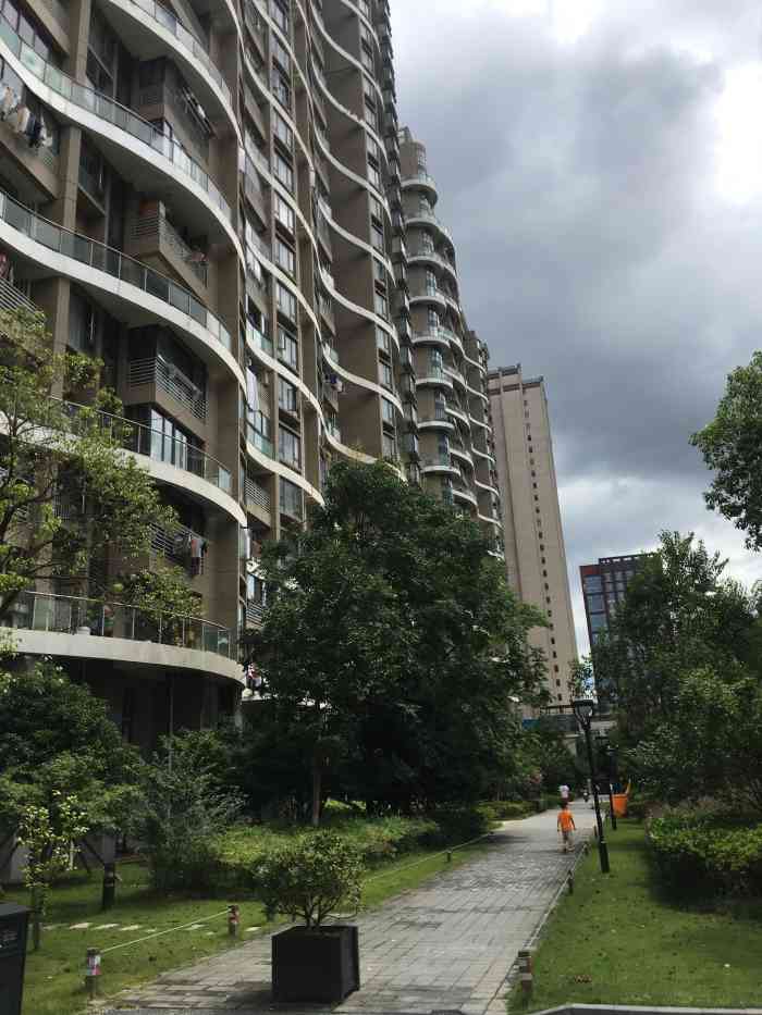 天鸿君邑-"今天跟朋友去这个小区吃饭,以前路过很多次.