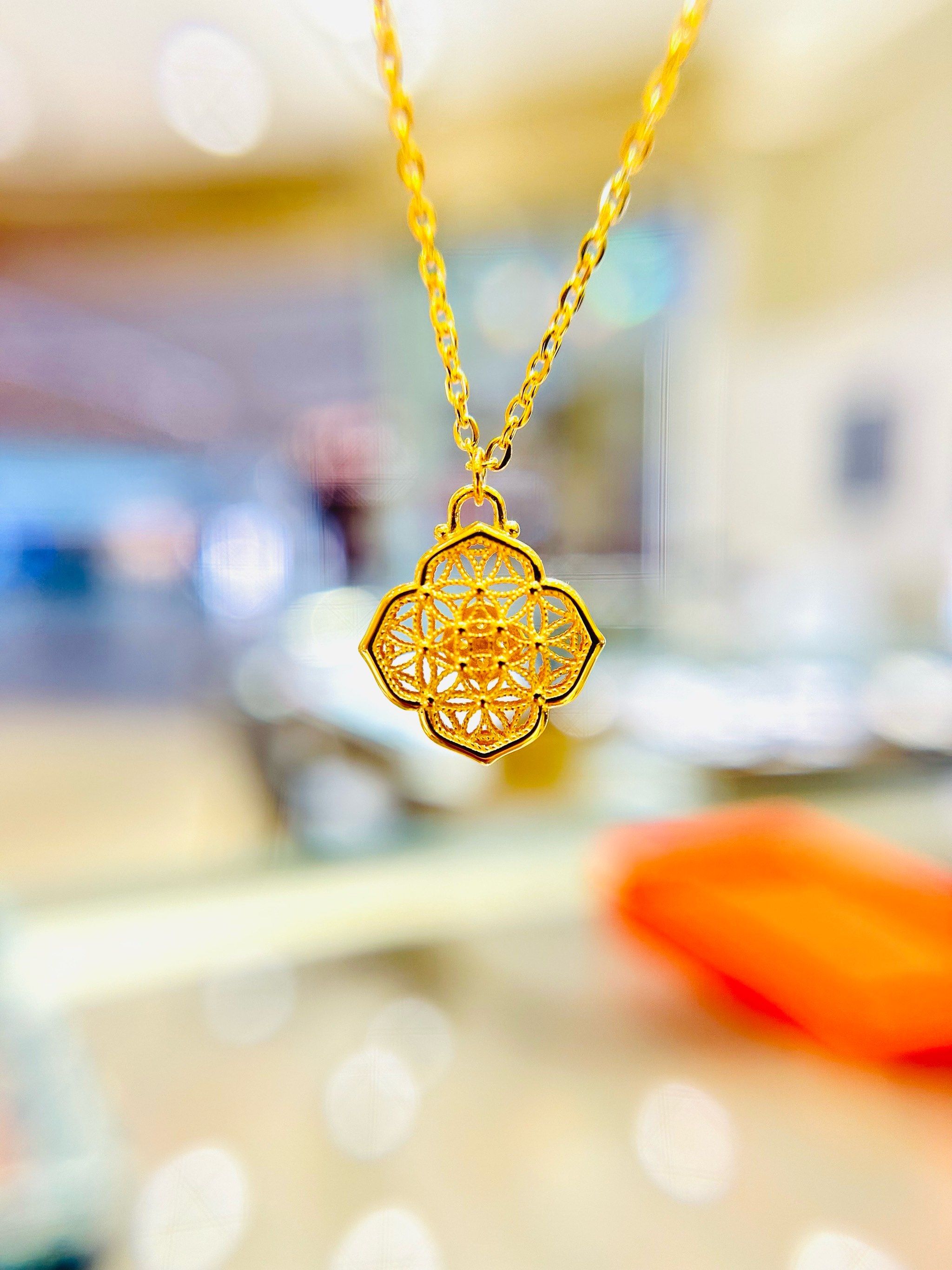 伟德bv1946官网业主请邻居“做法改运” 闭眼祈福时667克黄金首饰被偷走