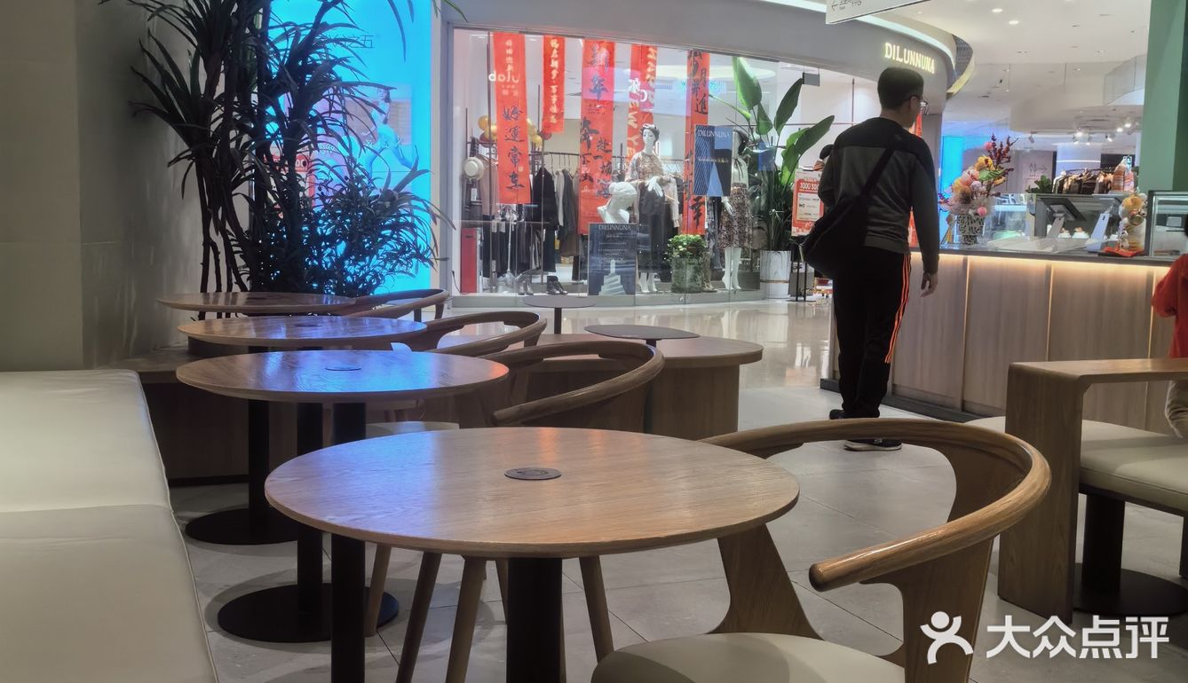 玻璃冷藏柜中的日式短蛋糕冷艳亮丽，蛋糕酸润甜腻黏软可口[馋]