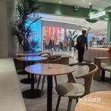 玻璃冷藏柜中的日式短蛋糕冷艳亮丽，蛋糕酸润甜腻黏软可口[馋]