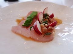 皇帝鱼刺身配牛油果和小红萝卜-Jean Georges