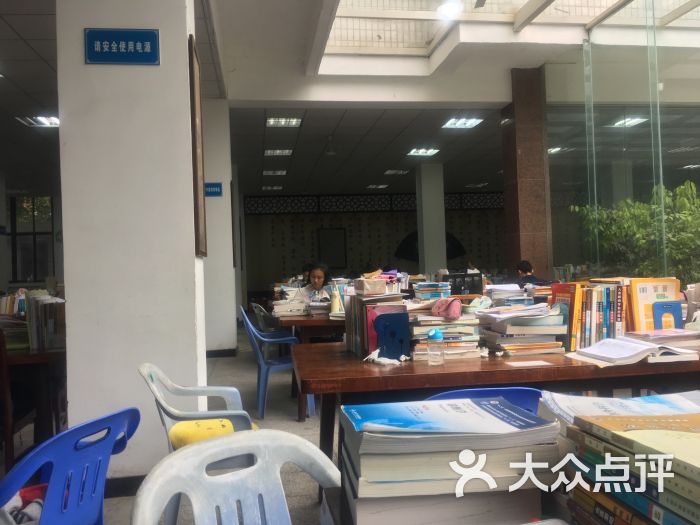 成都中醫藥大學圖書館圖片 - 第1張