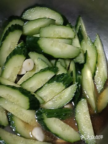 今天的晚餐之一就是凉拌黄瓜，调料有盐，香醋还有香油