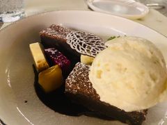 巧克力布朗尼佐香草冰淇淋-SHADOWS•Bistro&Eatery(安福路店)