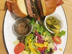 炙烤黑胡椒牛肉汉堡-HELLO 27 意面·沙拉·帕尼尼