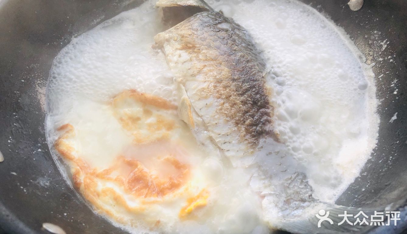 奶白色的鲫鱼汤，再加一颗鸡蛋就能实现。