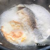 奶白色的鲫鱼汤，再加一颗鸡蛋就能实现。