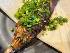 何师烤鲫鱼-何师烧烤·香辣蟹·川菜·30年老品牌(太古里旗舰店)