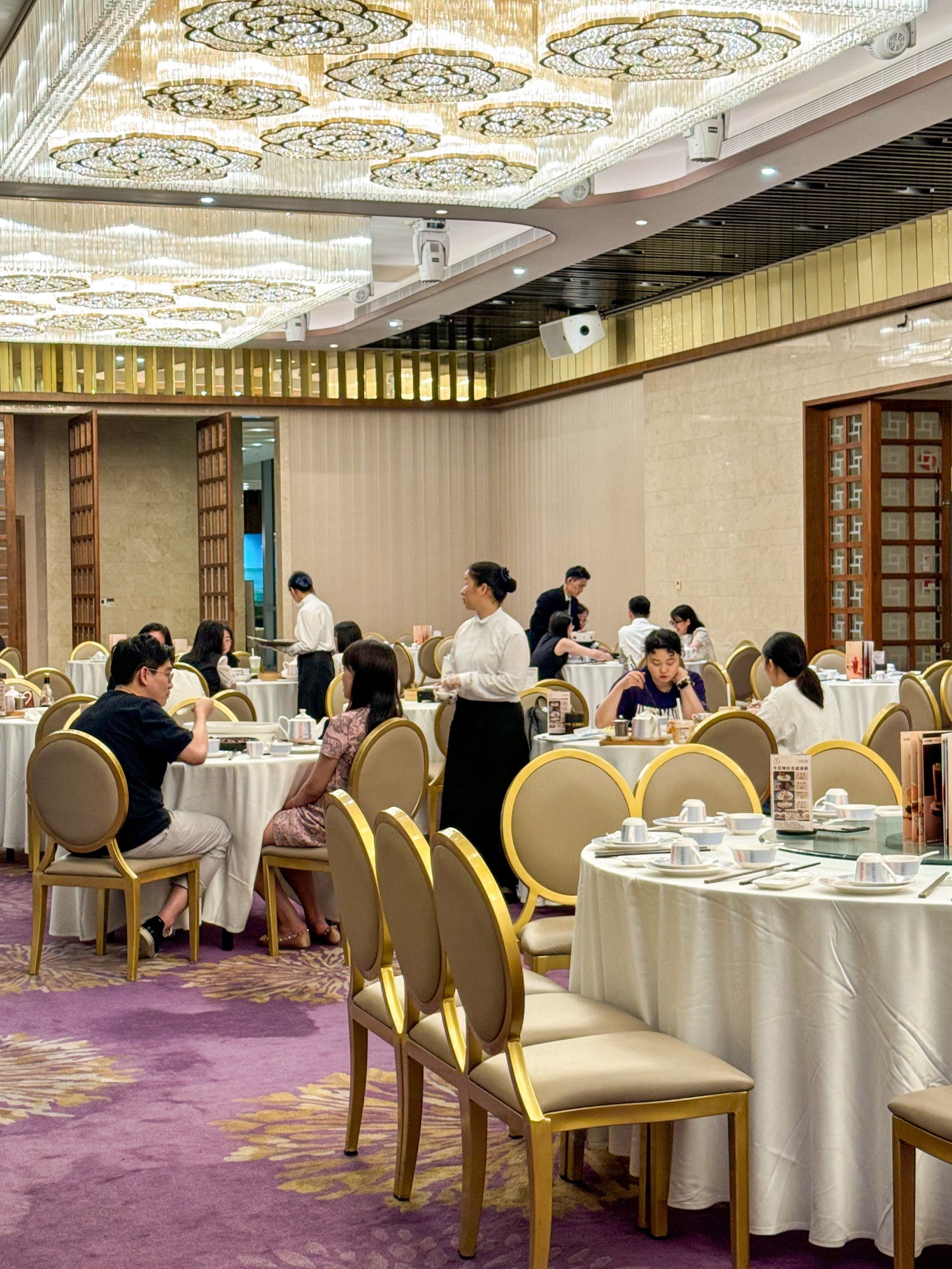 不到六点半,坐满香港人!