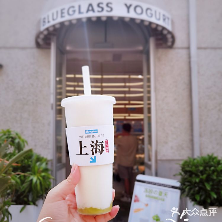 INS下午茶推荐🧜‍♀️在蓝色泳池旁喝小蓝杯酸奶