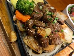 铁板黑椒雪花牛里脊配黄油煎时蔬-鳗鱼家·深夜食堂(军博店)