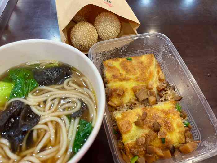 德华楼(吉庆街店)-"这个葱油牛肉扮面牛肉料多,但还是不推荐,.