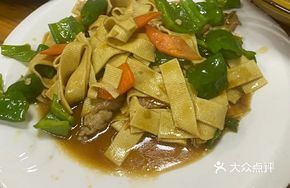 Green Pepper and Tofu Skin with Pork Slices