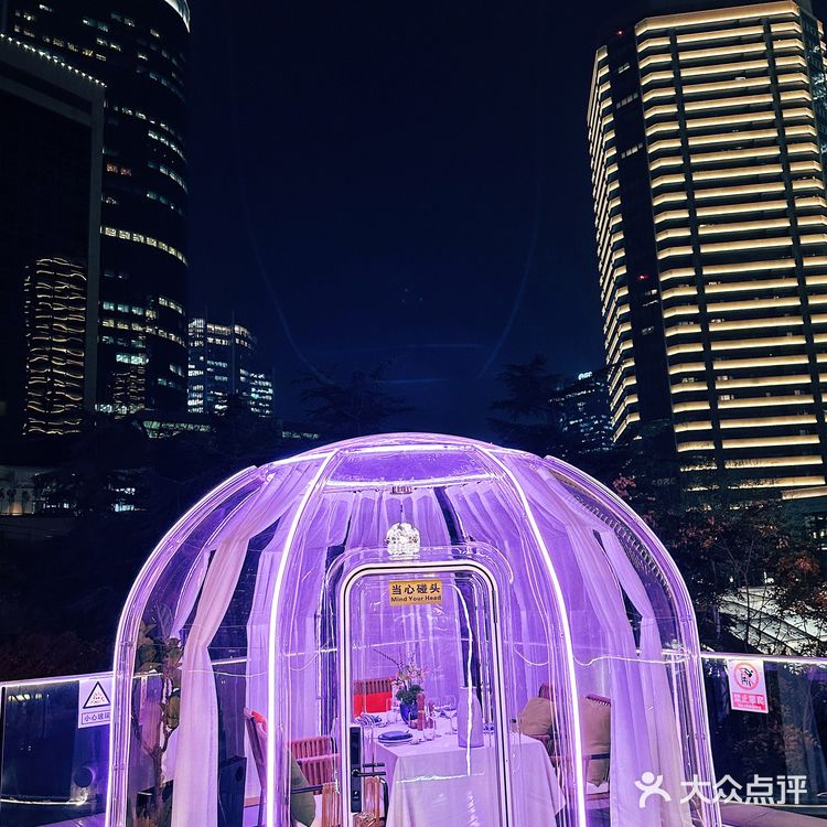 坐在星空泡泡屋里看遍国贸繁华，浪漫在蔓延～