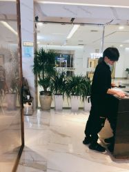 -罗亚帝造型·烫发染发