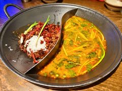 鸳鸯锅红汤配酸汤锅-萍姐火锅·公路夜市(打浦桥日月光店)