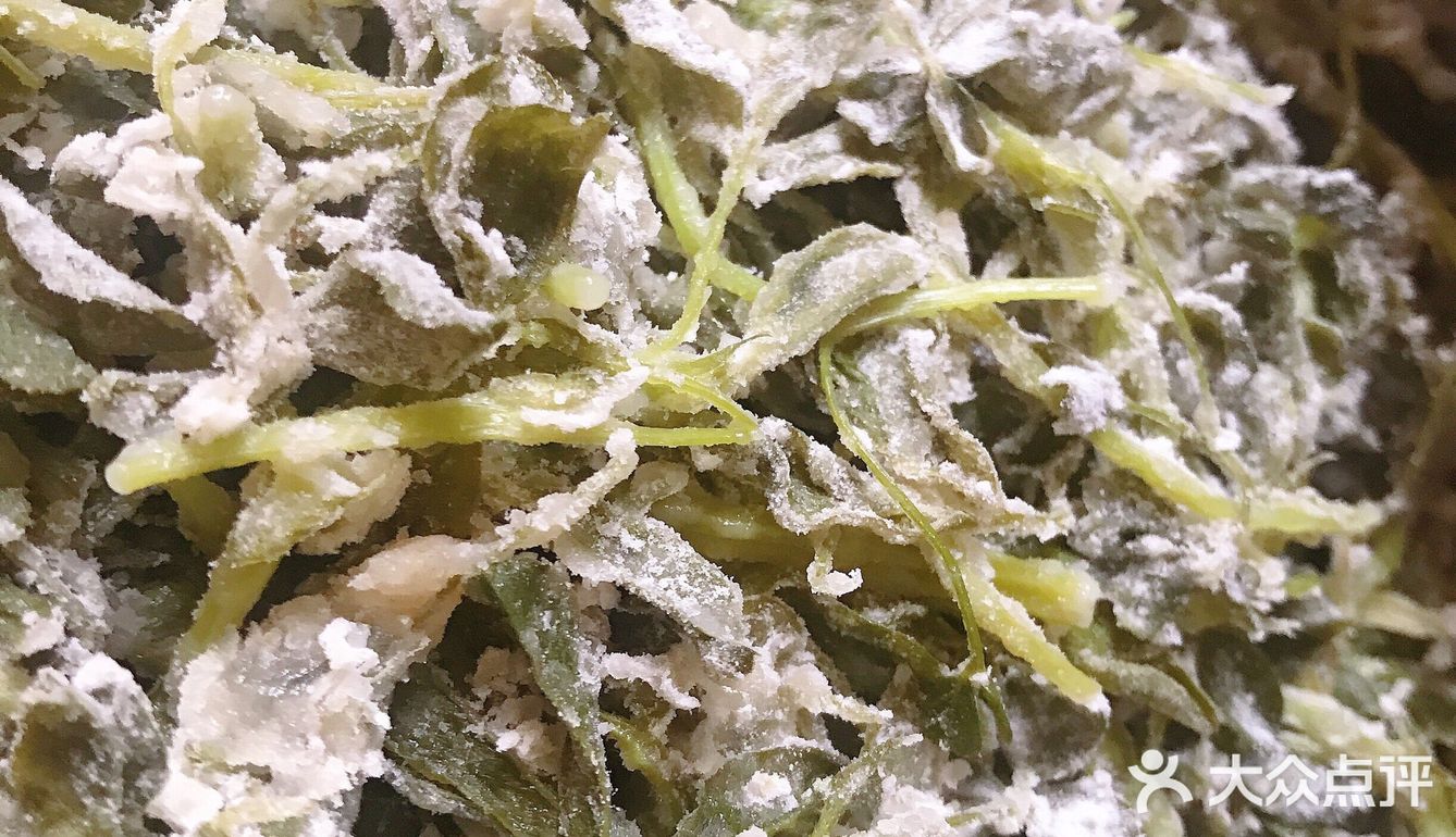 洗干净后水控到不能再往下滴，加入面粉，五香粉