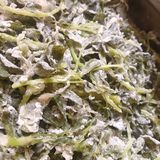 洗干净后水控到不能再往下滴，加入面粉，五香粉