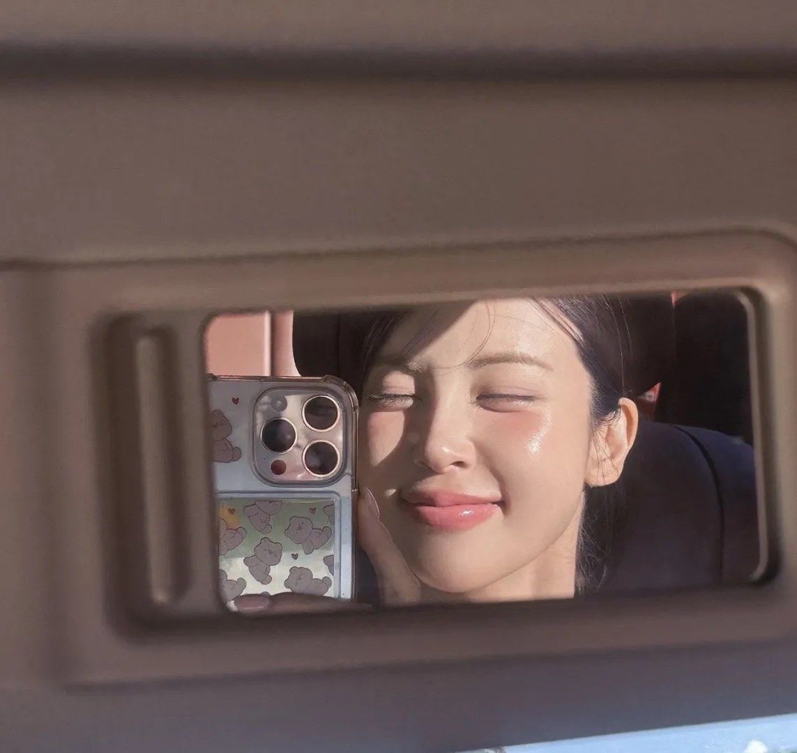 对着镜子自信微笑