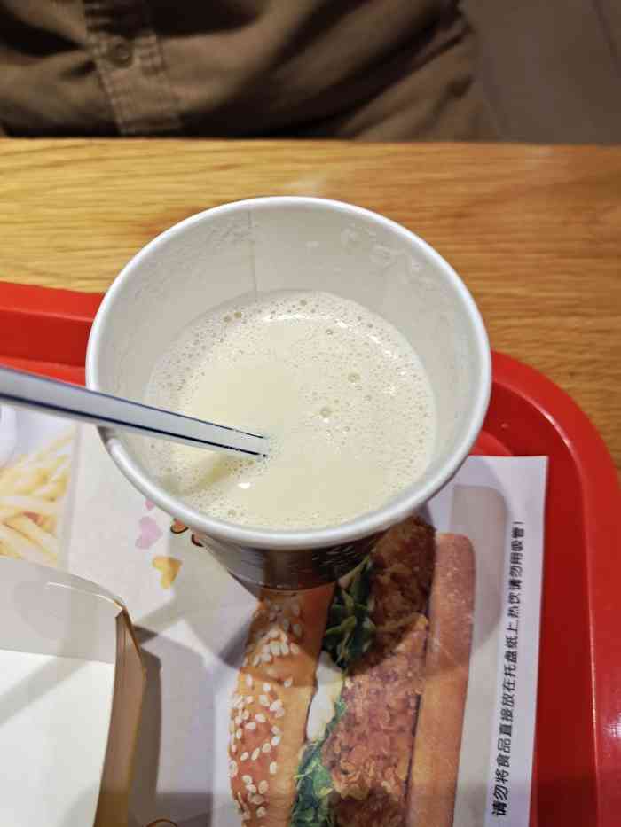 汉堡包(机场店)-"太恶心了 点了杯牛奶 居然是甜的 事先也.