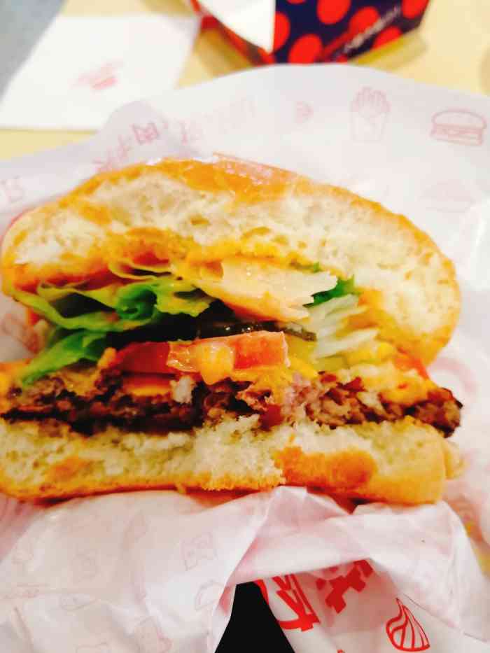 沙朗阿甘鲜肉汉堡(龙子湖店)-"今天开业5.8折优惠!排队人老多了,做.