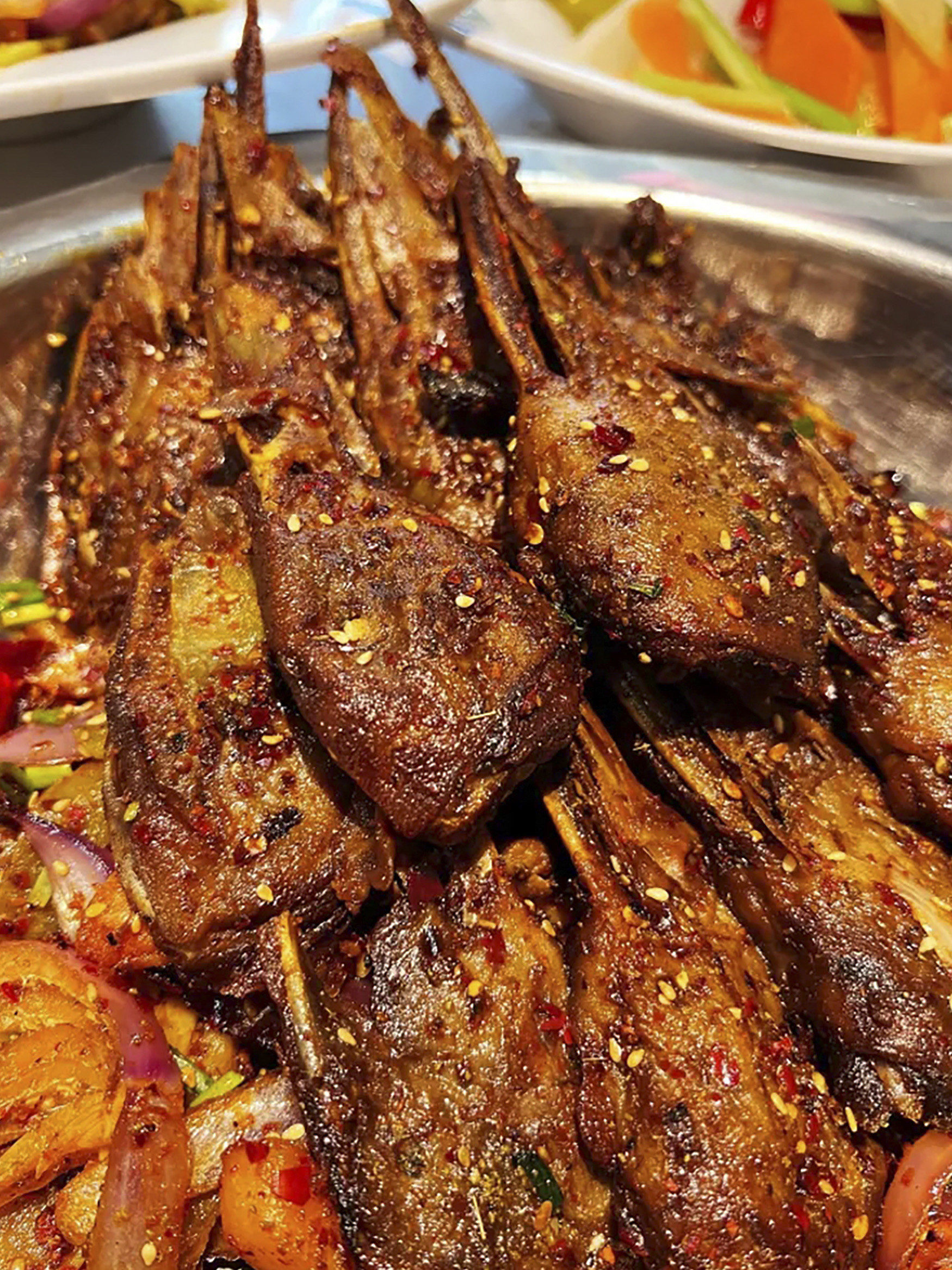 ✨🦆酥脆脆的干锅鸭头,入口即化,让人欲罢不能!