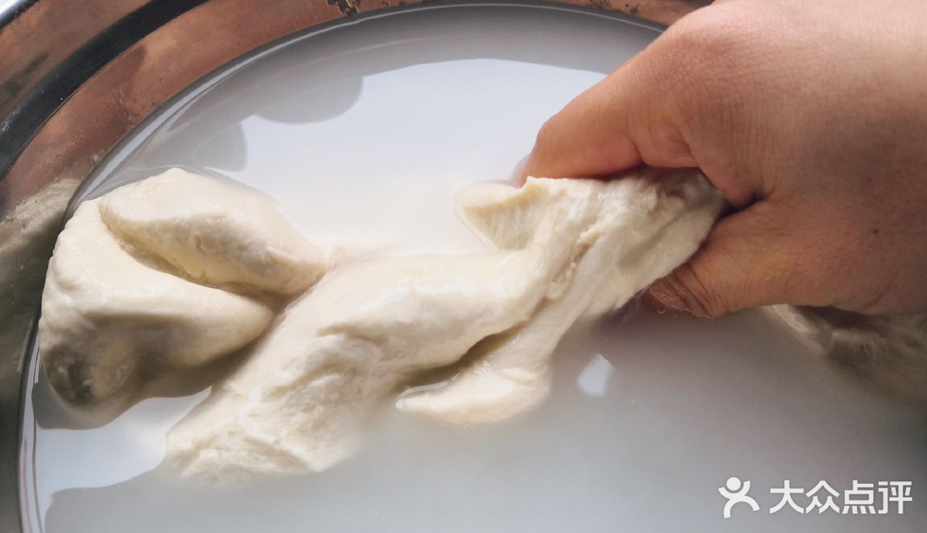 准备食材：面粉，青瓜，油辣子辣椒…