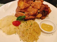 德式烤猪肘配酸菜土豆泥-申德勒加油站西餐厅(太仓店)