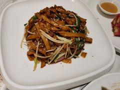 避风塘干炒牛河-十二粤味·顺德菜·烧鹅点心(五四广场店)