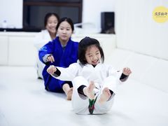 -菠萝格斗巴西柔术训练馆