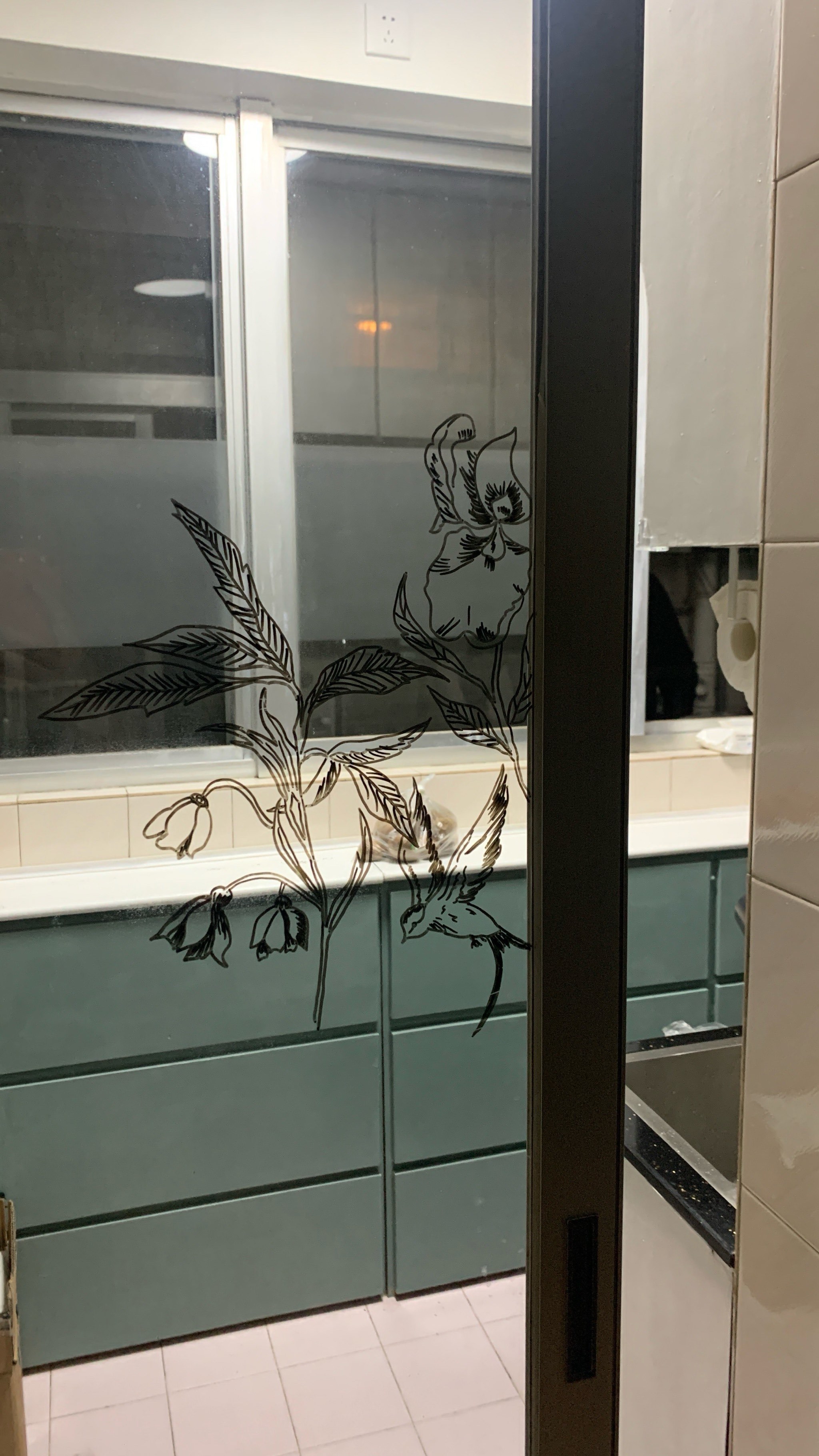 玻璃门上贴个腰封好吗