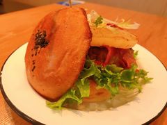 菠萝芝心牛肉汉堡-龙治汉堡(中华城店)