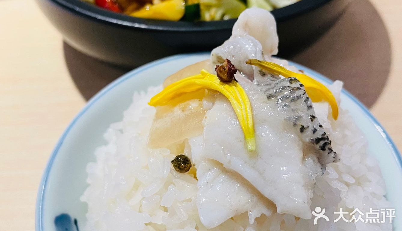 应该是把花椒磨碎来调味，去骨的鸡肉并不会很辣辣