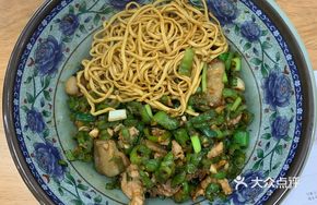 Garlic and Chili Stir-Fried Pork Noodles