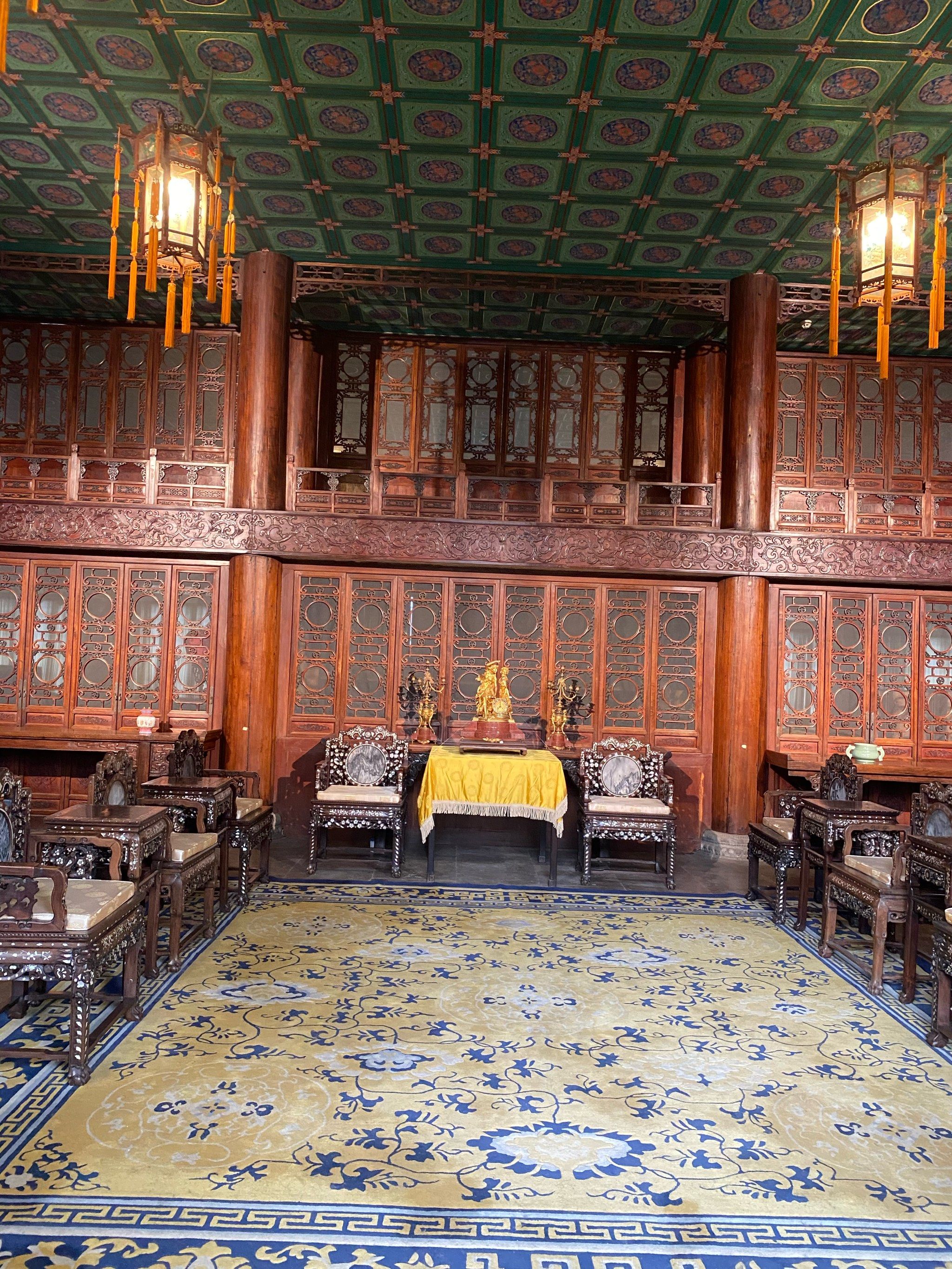 的景点,旁边有什刹海什么的,现在想来古代王府一条街附近的环境真好啊