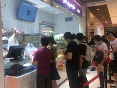 等位区-白玉兰食品甜凤店(合生汇店)