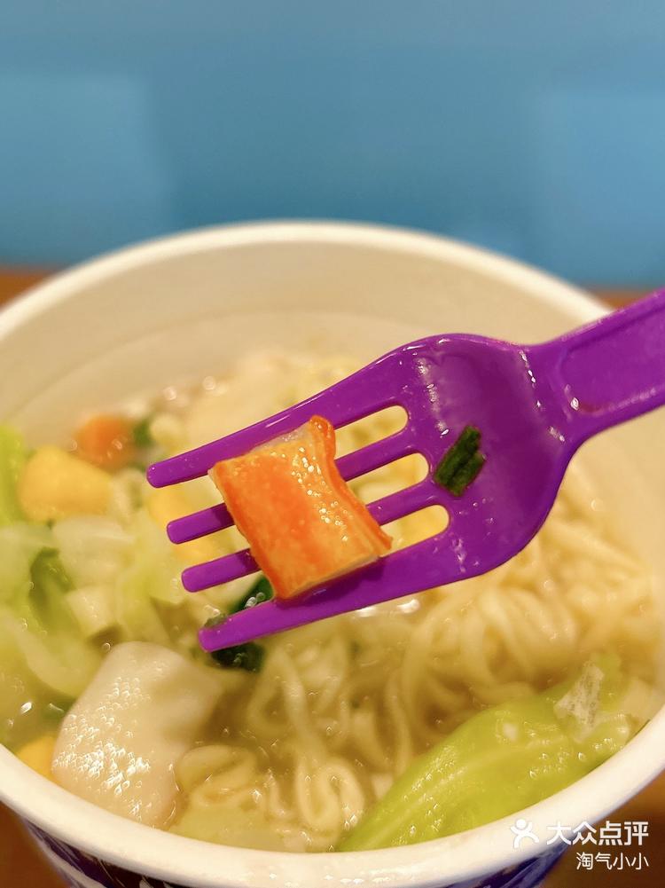 合味道海鲜风味杯面 有鱿鱼还有蟹肉棒 这样的配料你就说牛不牛-大众