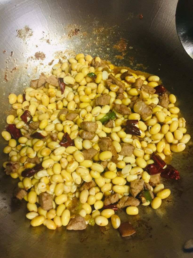 步骤四:放入黄豆炒香,再放入,盐,糖,鸡粉,炒制均匀出锅即可.