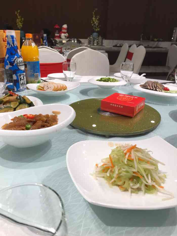 姑父七十大寿,选在了家门口的南府家宴,进门有点绕,从北边的门进去二