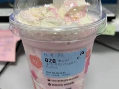 樱花白巧瑞纳冰-瑞幸咖啡(长城万富汇店)