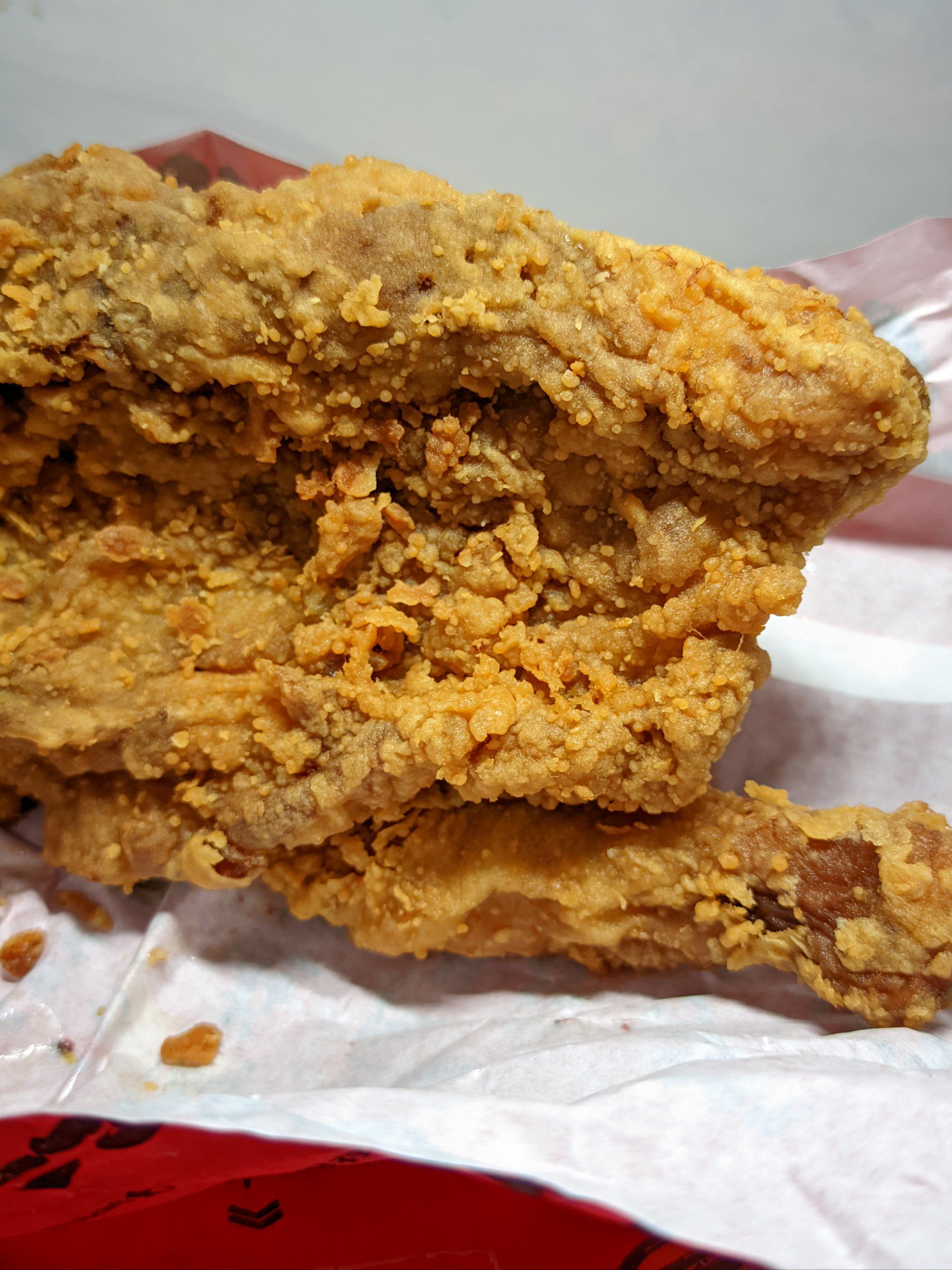 华莱士的酥炸全鸡真的太香了,看着金黄酥脆的表皮