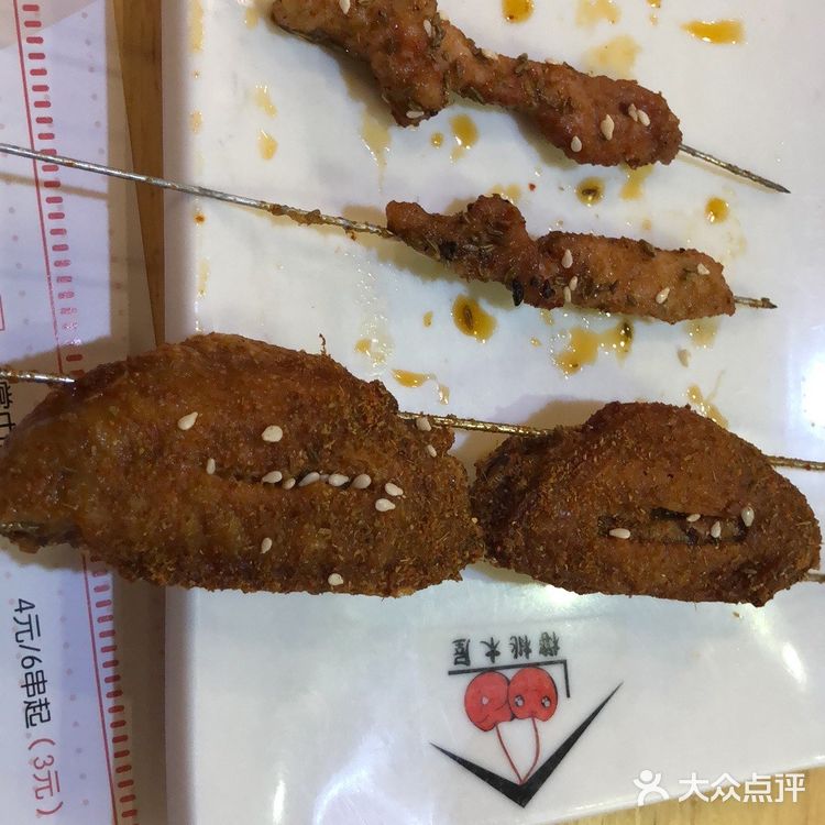 夏氏砂锅斜对面，很容易找