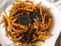 皮蛋拌散子-美膳居川菜馆油焖大虾烧烤(卓刀泉店)