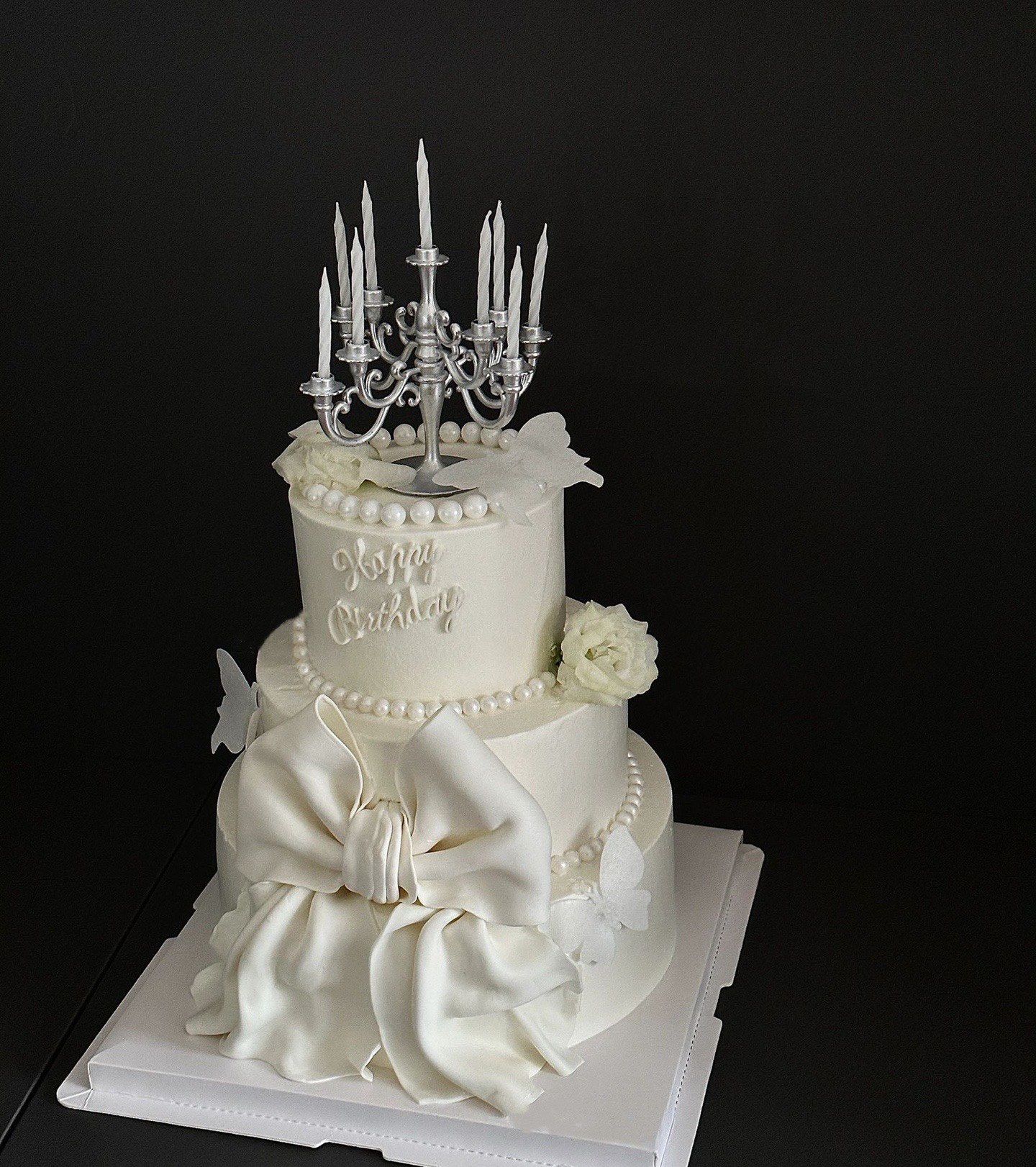 n平平无奇却无比快乐
优雅不失仙气的一款复古蛋糕#蝴蝶结烛台蛋 